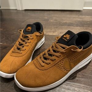 NWOT NIKE  MENS SIZE 11